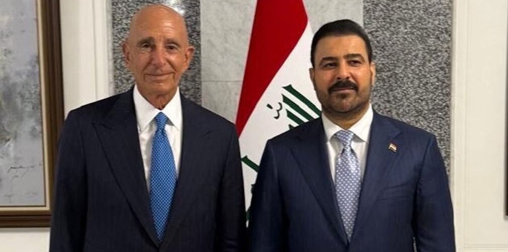 رئيس الوزراء العراقي علي فالح الزيدي والمبعوث الرئاسي الأمريكي توم باراك