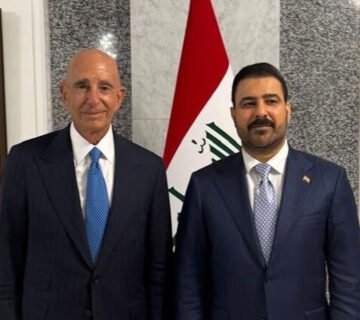 رئيس الوزراء العراقي علي فالح الزيدي والمبعوث الرئاسي الأمريكي توم باراك
