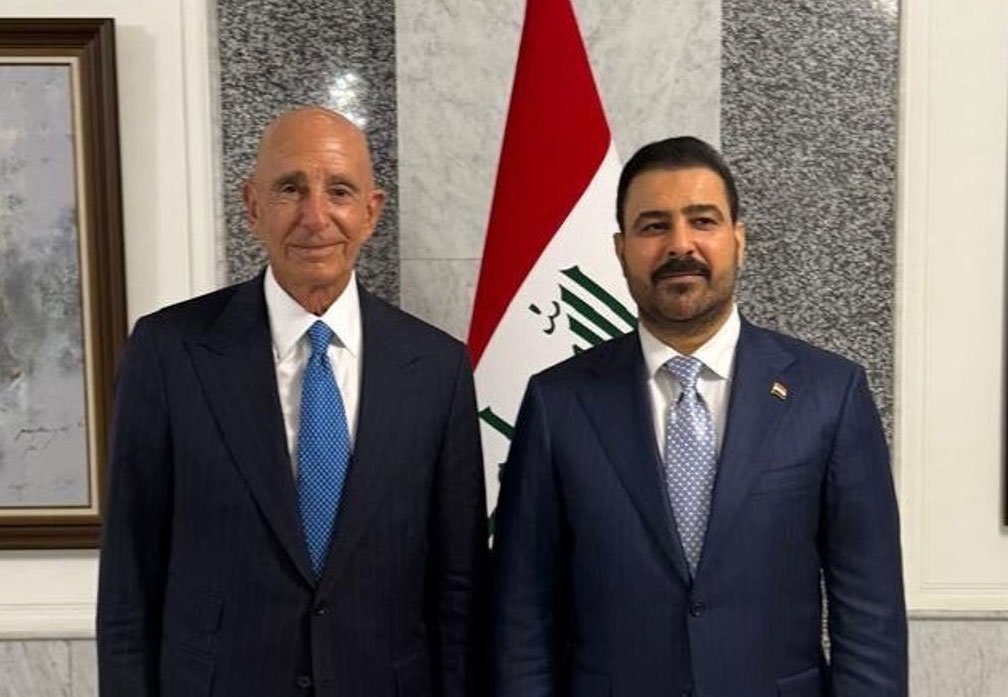 رئيس الوزراء العراقي علي فالح الزيدي والمبعوث الرئاسي الأمريكي توم باراك
