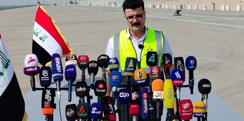 عبد الله عاتي الحربي خلال مؤتمر صحفي في ميناء الفاو الكبير بشأن نسب إنجاز مشاريع الميناء