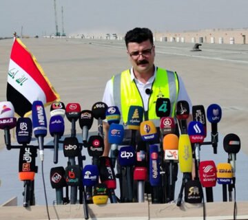 عبد الله عاتي الحربي خلال مؤتمر صحفي في ميناء الفاو الكبير بشأن نسب إنجاز مشاريع الميناء