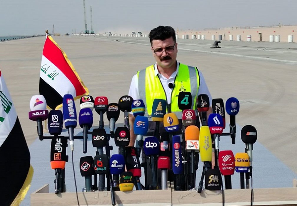 عبد الله عاتي الحربي خلال مؤتمر صحفي في ميناء الفاو الكبير بشأن نسب إنجاز مشاريع الميناء
