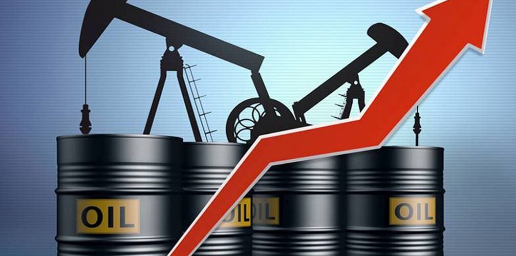 ارتفاع أسعار النفط العالمية مع براميل النفط ومضخات الاستخراج وسهم أحمر صاعد