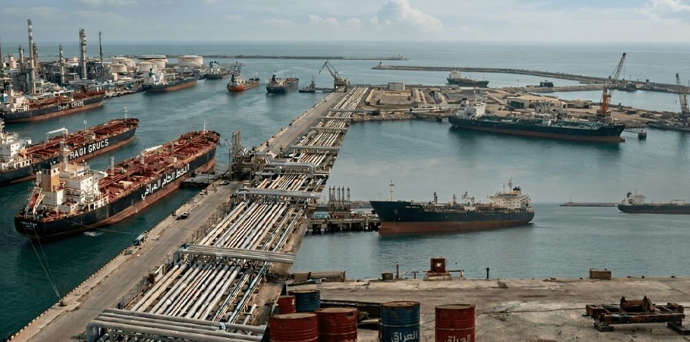 ميناء نفطي يضم ناقلات النفط وخطوط الأنابيب وبراميل النفط العراقية على الواجهة البحرية 