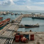 ميناء نفطي يضم ناقلات النفط وخطوط الأنابيب وبراميل النفط العراقية على الواجهة البحرية 
