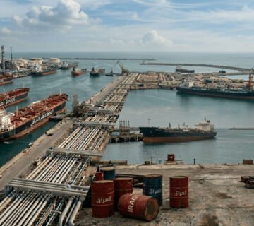 ميناء نفطي يضم ناقلات النفط وخطوط الأنابيب وبراميل النفط العراقية على الواجهة البحرية 