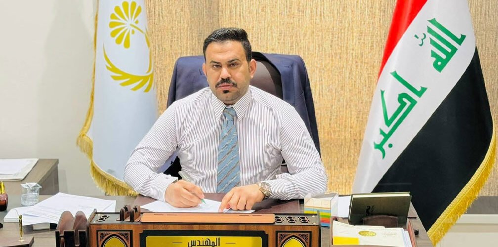 المهندس ثائر سلمان الصالحي رئيس لجنة الصناعة والكهرباء في مجلس محافظة البصرة خلال عمله في مكتبه