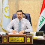المهندس ثائر سلمان الصالحي رئيس لجنة الصناعة والكهرباء في مجلس محافظة البصرة خلال عمله في مكتبه