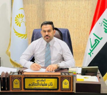 المهندس ثائر سلمان الصالحي رئيس لجنة الصناعة والكهرباء في مجلس محافظة البصرة خلال عمله في مكتبه