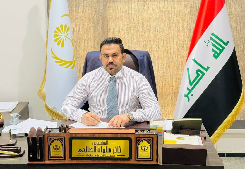 المهندس ثائر سلمان الصالحي رئيس لجنة الصناعة والكهرباء في مجلس محافظة البصرة خلال عمله في مكتبه