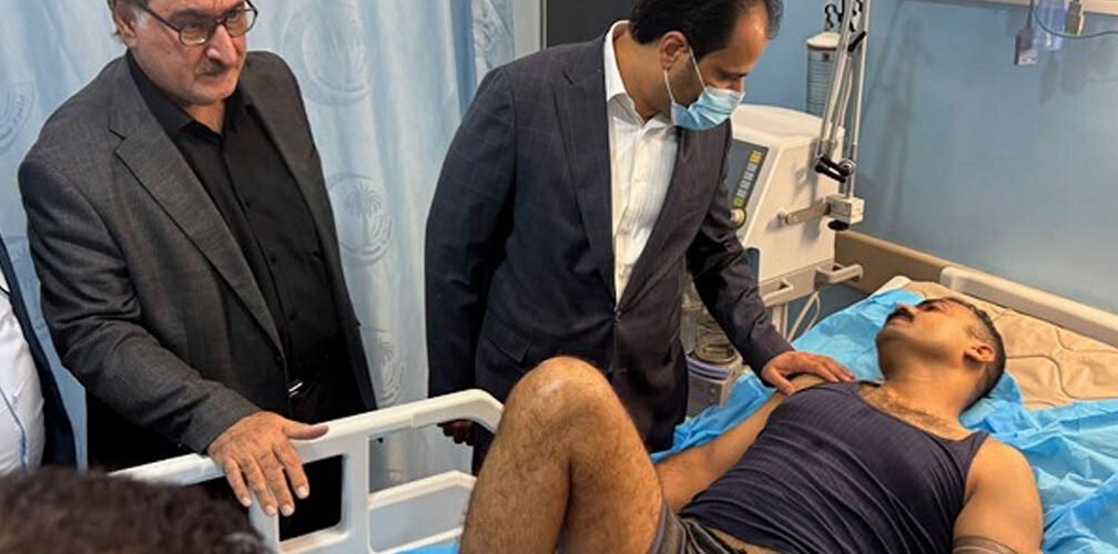 زيد الإمارة يزور العقيد سيف في المستشفى الكويتي بالبصرة للاطمئنان على حالته الصحية بعد إصابته
