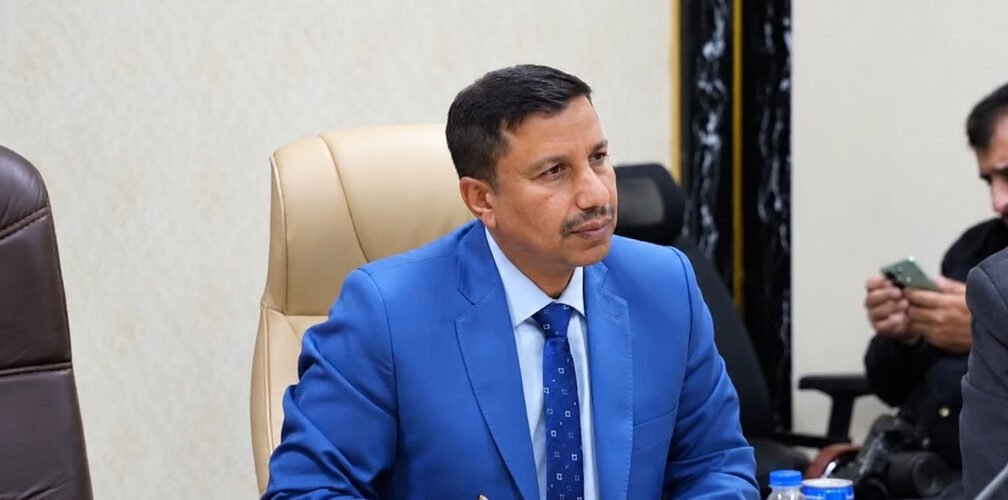 شكر العامري رئيس اللجنة المالية والإدارية في مجلس محافظة البصرة خلال اجتماع رسمي