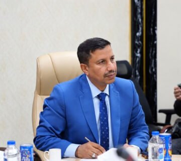 شكر العامري رئيس اللجنة المالية والإدارية في مجلس محافظة البصرة خلال اجتماع رسمي