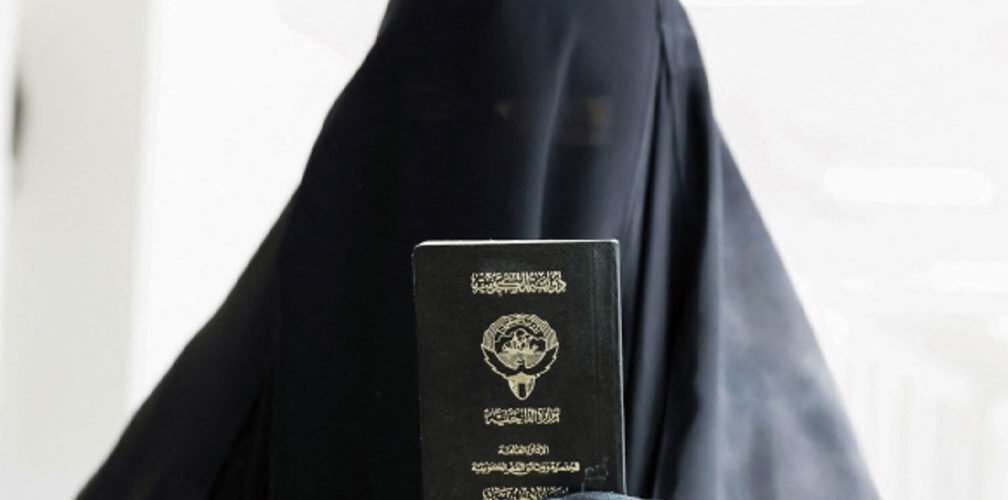عراقية تحمل جواز السفر الكويتي وسط أزمة سحب الجنسية من عشرات العراقيات
