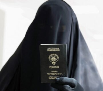 عراقية تحمل جواز السفر الكويتي وسط أزمة سحب الجنسية من عشرات العراقيات