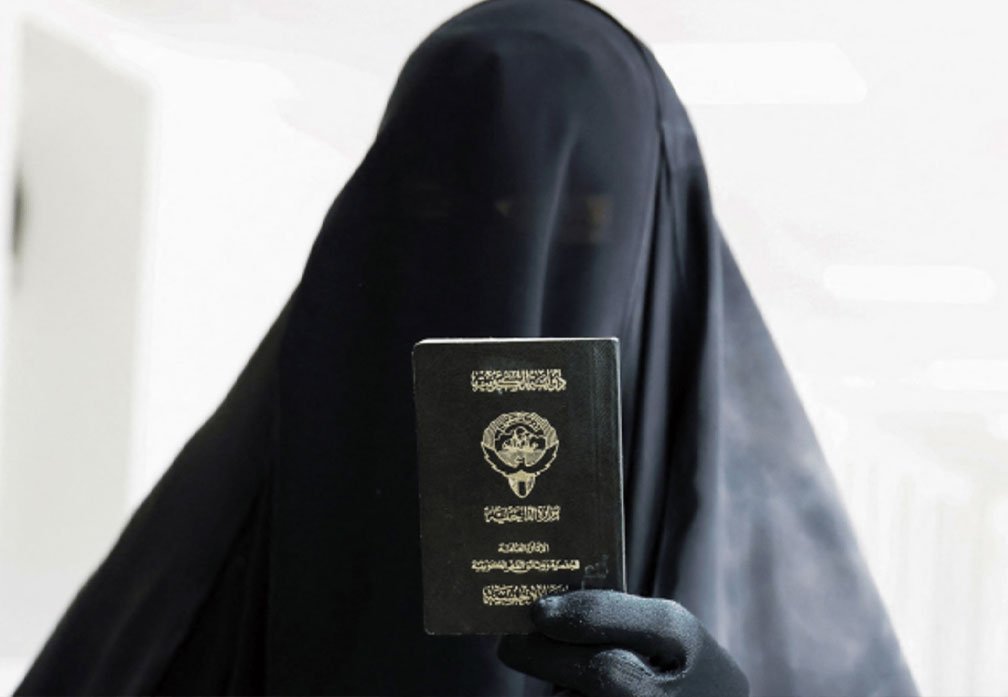 عراقية تحمل جواز السفر الكويتي وسط أزمة سحب الجنسية من عشرات العراقيات