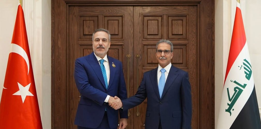 وزير الخارجية التركي هاكان فيدان ورئيس مجلس القضاء الأعلى العراقي فائق زيدان