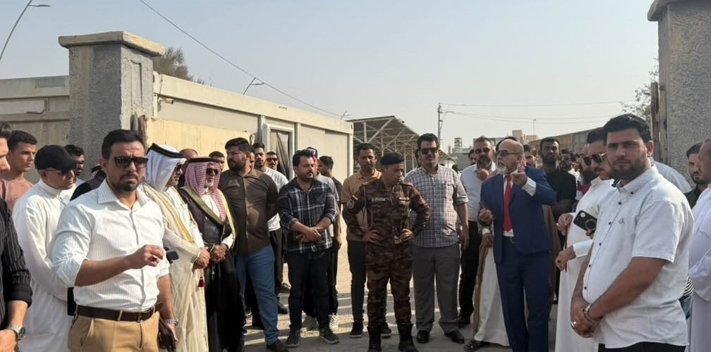 مواطنون وموظفون يتجمعون أمام قسم تربية الزبير في وقفة احتجاجية بالبصرة
