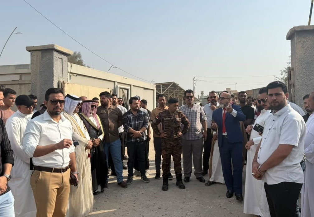 مواطنون وموظفون يتجمعون أمام قسم تربية الزبير في وقفة احتجاجية بالبصرة 