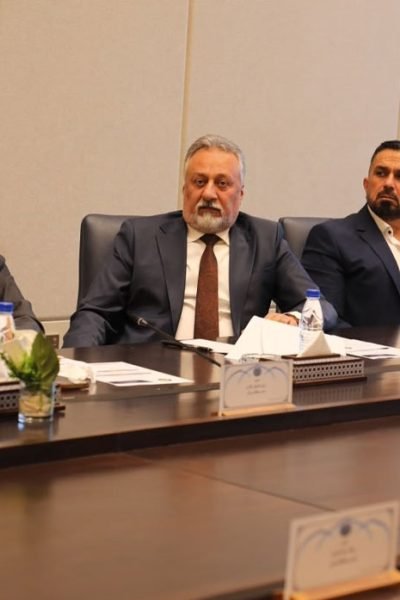 نائب رئيس مجلس محافظة البصرة أسامة السعد خلال اجتماع