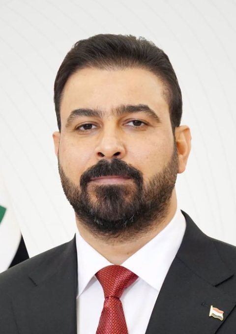 رئيس الوزراء العراق علي الزيدي أمام العلم العراقي