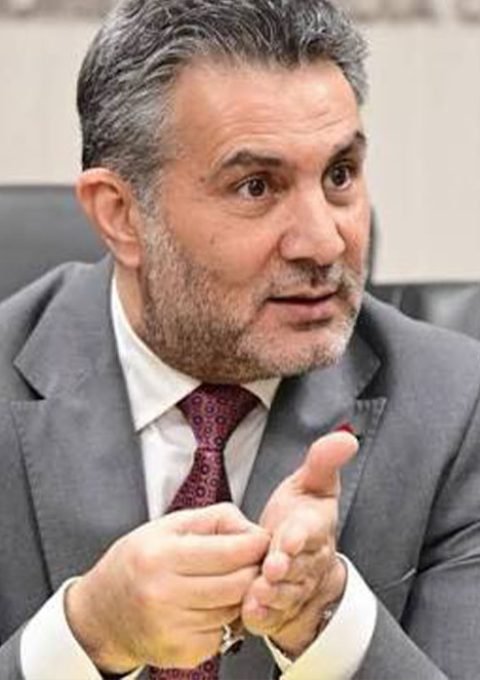 بليغ أبو كلل رئيس الجهاز التنفيذي لهيئة الإعلام والاتصالات يتحدث خلال اجتماع رسمي.