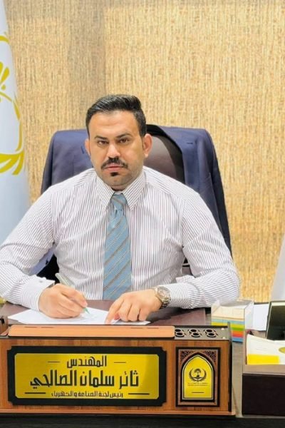 المهندس ثائر سلمان الصالحي رئيس لجنة الصناعة والكهرباء في مجلس محافظة البصرة خلال عمله في مكتبه