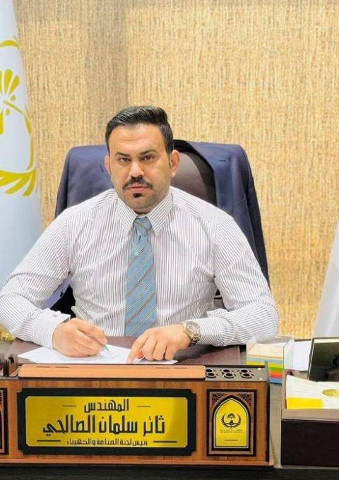المهندس ثائر سلمان الصالحي رئيس لجنة الصناعة والكهرباء في مجلس محافظة البصرة خلال عمله في مكتبه