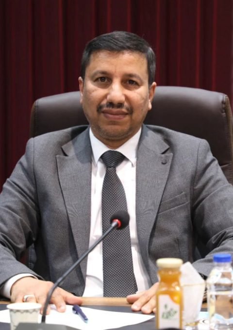 عضو مجلس محافظة البصرة شكر العامري خلال اللقاء رسمي