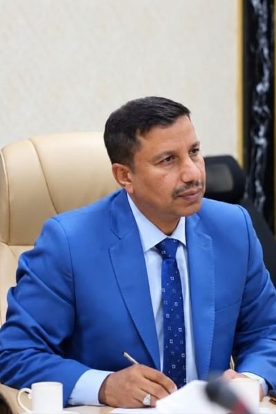 شكر العامري رئيس اللجنة المالية والإدارية في مجلس محافظة البصرة خلال اجتماع رسمي