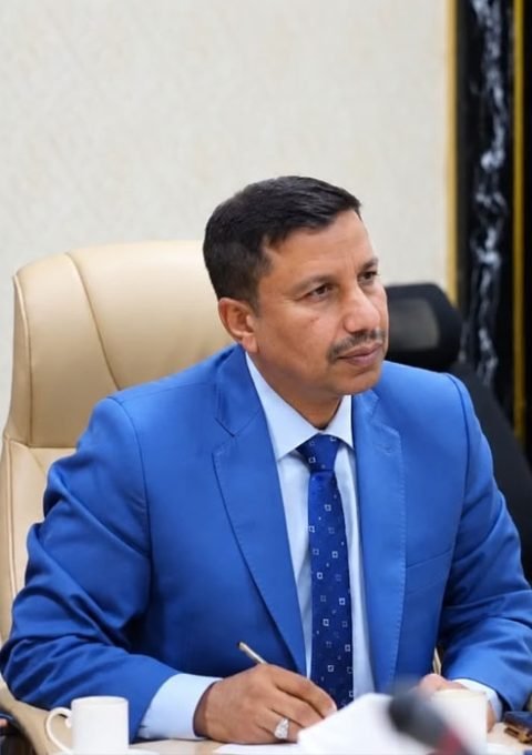 شكر العامري رئيس اللجنة المالية والإدارية في مجلس محافظة البصرة خلال اجتماع رسمي