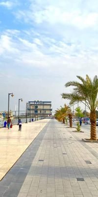 منظر عام لكورنيش البصرة على شط العرب بعد تطويره ويظهر الممشى الحديث والنخيل والإنارة والمراكب