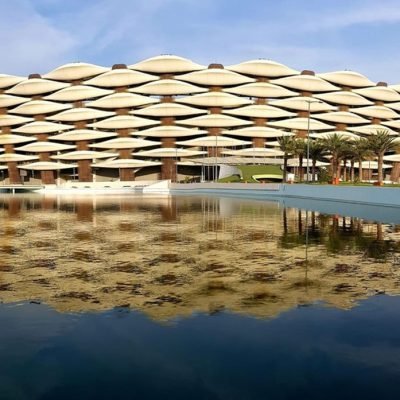 ملعب البصرة الدولي من الخارج مع انعكاسه على المياه